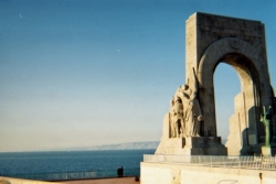 L'arche face à la Méditerranée...